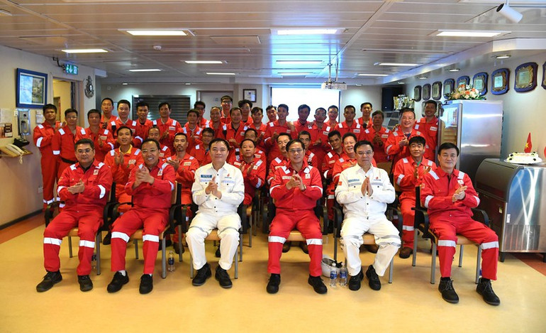 Phó Thủ tướng Bùi Thanh Sơn chúc mừng Công ty Cửu Long JOC và ngành dầu khí Việt Nam đang vững bước trên hành trình làm chủ công nghệ khai thác hiện đại. (Ảnh: VGP/Hải Minh)