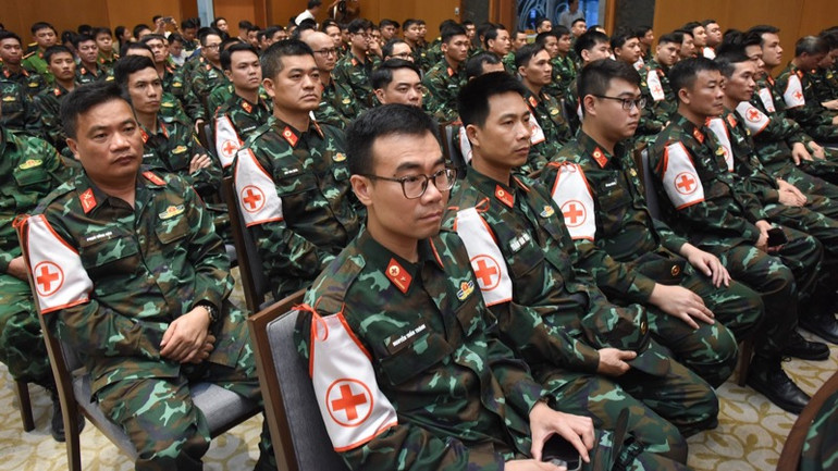 Cán bộ, chiến sĩ lực lượng Quân đội nhân dân Việt Nam tham gia đoàn cứu hộ, cứu nạn tại Myanmar tham dự buổi lễ. (Ảnh: TRẦN HẢI)