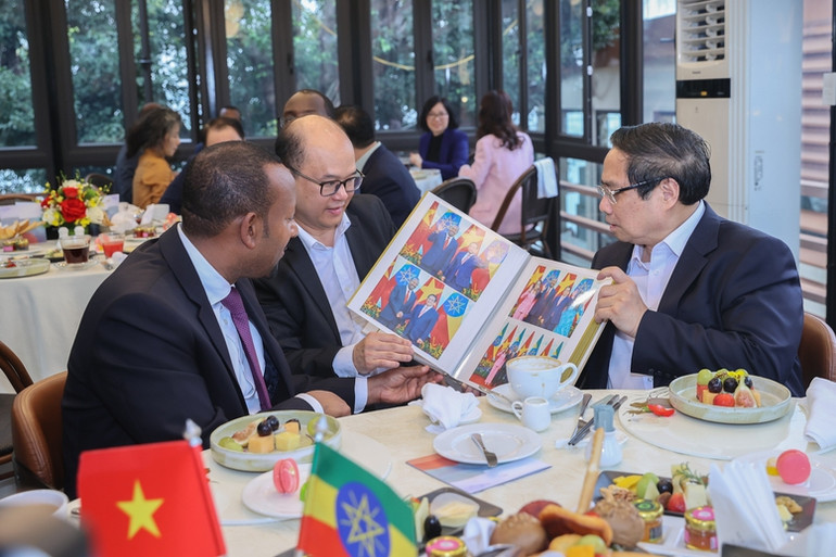 Thủ tướng Phạm Minh Chính giới thiệu với Thủ tướng Ethiopia các hình ảnh về chuyến thăm của Thủ tướng Ethiopia tại Việt Nam. (Ảnh: VGP/Nhật Bắc)