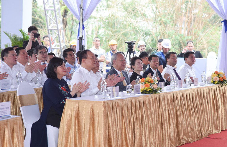Các đồng chí lãnh đạo, đại biểu tham dự lễ khởi công. (Ảnh: TRẦN HẢI)