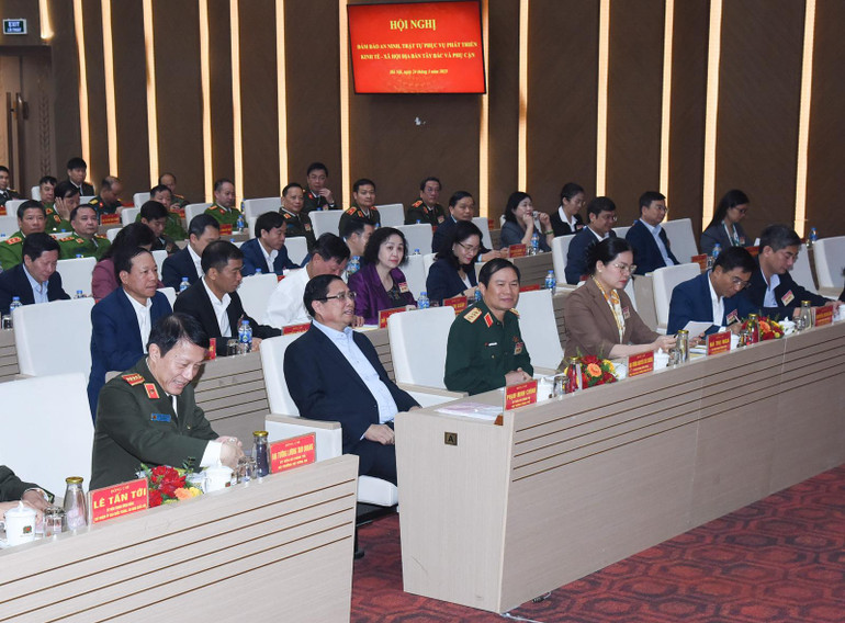 Thủ tướng Phạm Minh Chính và các đồng chí lãnh đạo, đại biểu tham dự Hội nghị. (Ảnh: TRẦN HẢI)