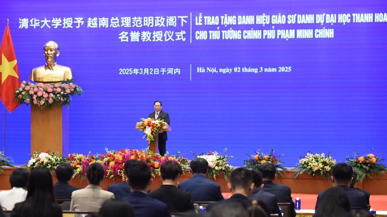 Quang cảnh Lễ trao tặng Danh hiệu "Giáo sư danh dự" Đại học Thanh Hoa cho Thủ tướng Phạm Minh Chính. (Ảnh: TRẦN HẢI)