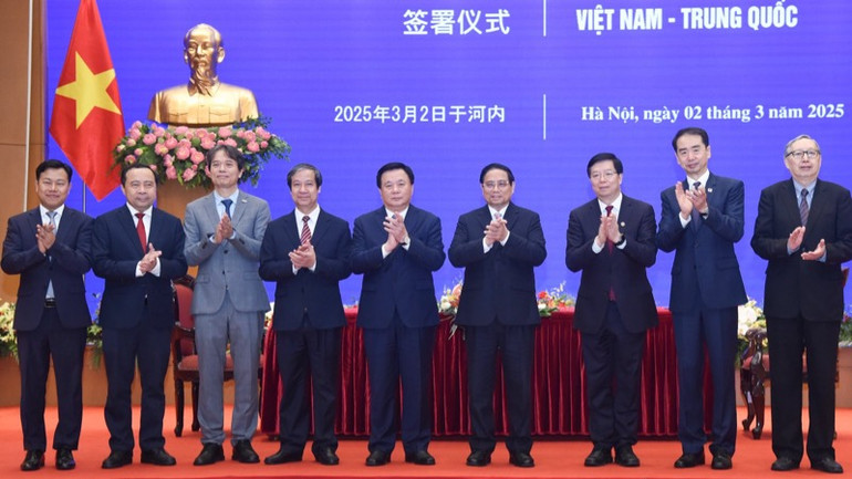 Thủ tướng Phạm Minh Chính với các đại biểu Việt Nam và Trung Quốc tham dự buổi lễ. (Ảnh: TRẦN HẢI)