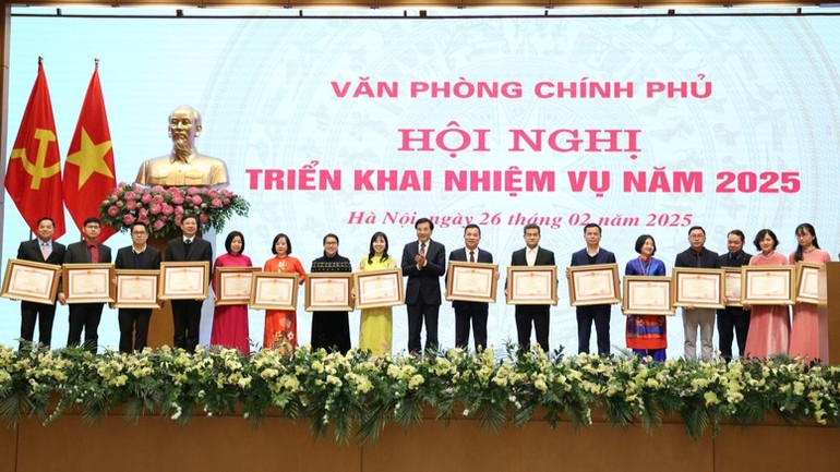 Bộ trưởng, Chủ nhiệm Văn phòng Chính phủ Trần Văn Sơn trao Bằng khen của Thủ tướng Chính phủ tặng các cá nhân thuộc Văn phòng Chính phủ. (Ảnh: VGP)