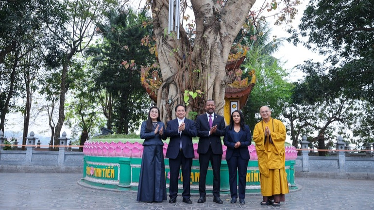 Thủ tướng Phạm Minh Chính và Phu nhân cùng Thủ tướng Ethiopia Abiy Ahmed Ali và Phu nhân tham quan chùa Trấn Quốc. (Ảnh: VGP/Nhật Bắc)