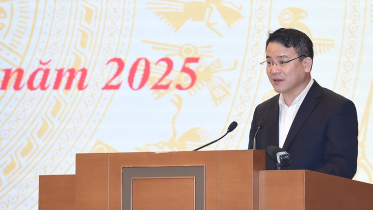 Thứ trưởng Kế hoạch và Đầu tư Trần Quốc Phương báo cáo tại Hội nghị (Ảnh: TRẦN HẢI).