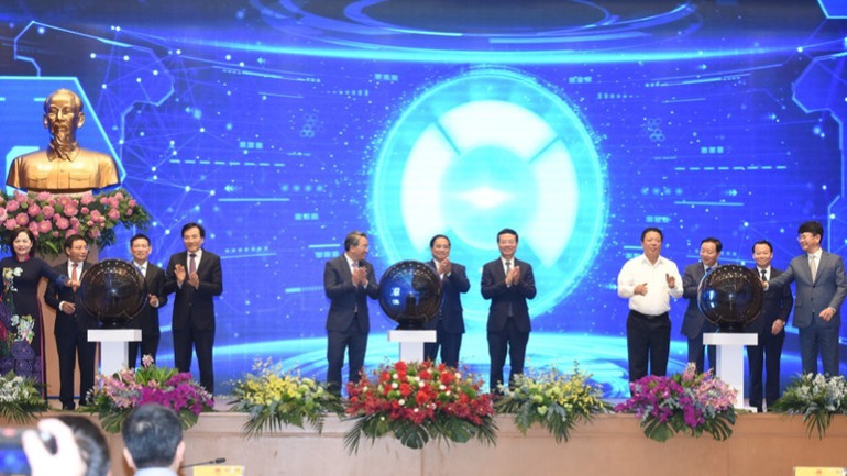 Thủ tướng Phạm Minh Chính và các đồng chí lãnh đạo thực hiện nghi thức khai trương Cổng Pháp luật quốc gia. (Ảnh: TRẦN HẢI) Thủ tướng Phạm Minh Chính và các đồng chí lãnh đạo thực hiện nghi thức khai trương Cổng Pháp luật quốc gia. (Ảnh: TRẦN HẢI)