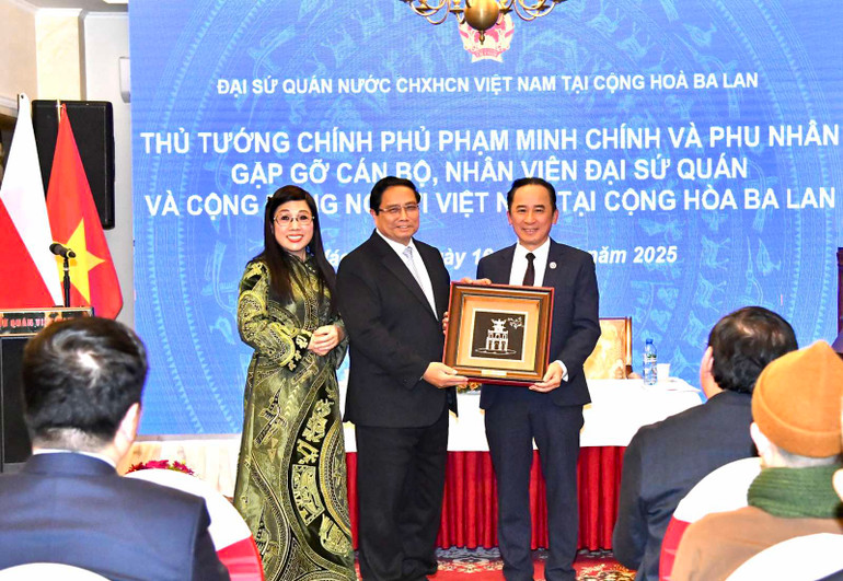 Thủ tướng Phạm Minh Chính và Phu nhân tặng quà lưu niệm cho Hội Người Việt Nam tại Ba Lan. (Ảnh: THANH GIANG)