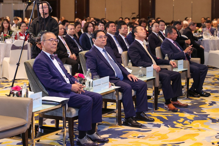 Thủ tướng khẳng định Việt Nam cam kết bảo đảm quyền tài sản, quyền tự do kinh doanh, tiếp cận bình đẳng các nguồn lực của các doanh nghiệp, nhà đầu tư, bảo đảm các quyền lợi và lợi ích chính đáng, hợp pháp của các nhà đầu tư; không hình sự hóa các quan hệ dân sự -kinh tế, ưu tiên biện pháp kinh tế trong xử lý các vụ việc. (Ảnh: VGP)