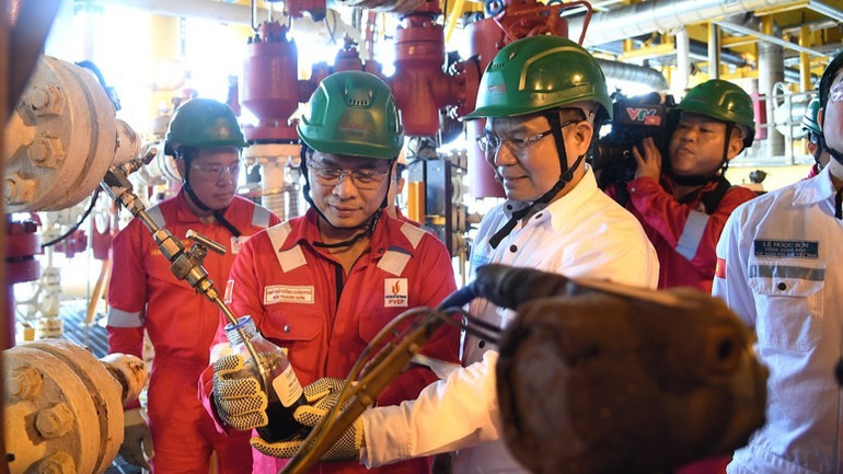 Phó Thủ tướng Bùi Thanh Sơn kiểm tra sản phẩm dầu khí của Công ty Cửu Long JOC. (Ảnh: VGP/Hải Minh)