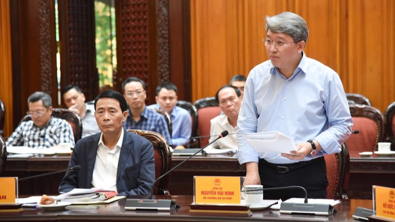 Bộ trưởng Tư pháp Nguyễn Hải Ninh phát biểu ý kiến tại cuộc họp. (Ảnh: TRẦN HẢI)