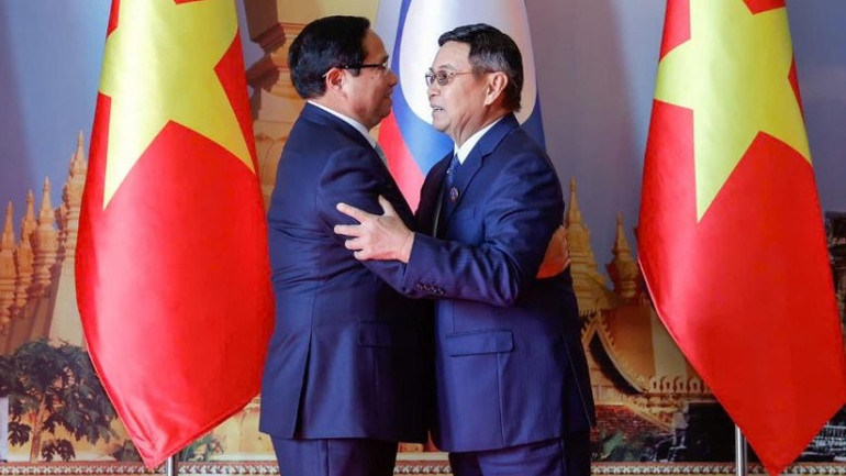 Thủ tướng Phạm Minh Chính với Chủ tịch Quốc hội Lào Saysomphone Phomvihane. (Ảnh: THANH GIANG)