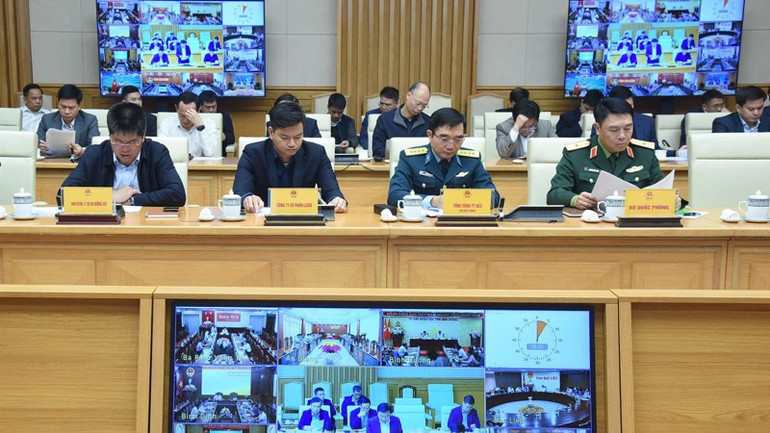 Đại diện các nhà thầu, đơn vị thi công các dự án giao thông trọng điểm tham dự Phiên họp. (Ảnh: TRẦN HẢI)