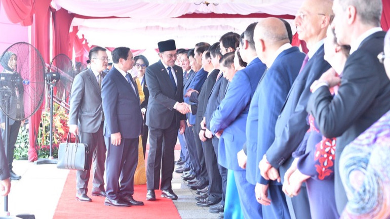 Thủ tướng Phạm Minh Chính giới thiệu với Thủ tướng Malaysia lãnh đạo các bộ, ngành Việt Nam. (Ảnh: THANH GIANG)