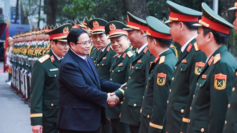 Thủ tướng Phạm Minh Chính với lãnh đạo Học viện Quân y. (Ảnh: TRẦN HẢI)