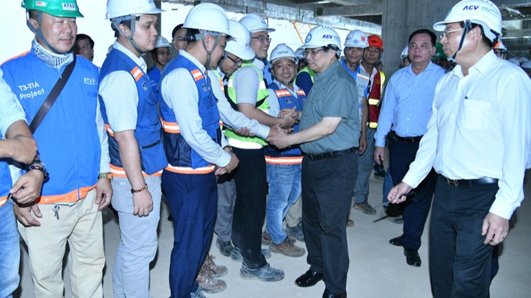 Thủ tướng Phạm Minh Chính động viên các đơn vị đang thi công trên công trường.