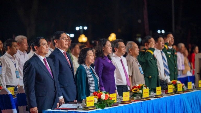 Thủ tướng Phạm Minh Chính và các đồng chí lãnh đạo, đại biểu thực hiện nghi thức chào cờ. (Ảnh: VŨ TÂN)