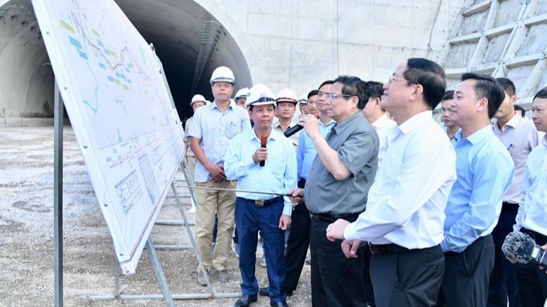 Thủ tướng Phạm Minh Chính cho ý kiến chỉ đạo về tiến độ xây dựng tuyến cao tốc Quy Nhơn-Chí Thạnh. (Ảnh: THANH GIANG)