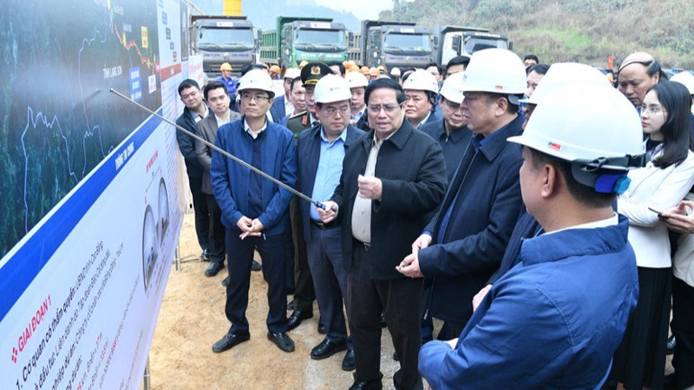 Thủ tướng Phạm Minh Chính cho ý kiến chỉ đạo về tiến độ xây dựng tuyến cao tốc Đồng Đăng-Trà Lĩnh tại khu vực huyện Quảng Hòa (Cao Bằng). (Ảnh: THANH GIANG) Thủ tướng Phạm Minh Chính cho ý kiến chỉ đạo về tiến độ xây dựng tuyến cao tốc Đồng Đăng-Trà Lĩnh tại khu vực huyện Quảng Hòa (Cao Bằng). (Ảnh: THANH GIANG)