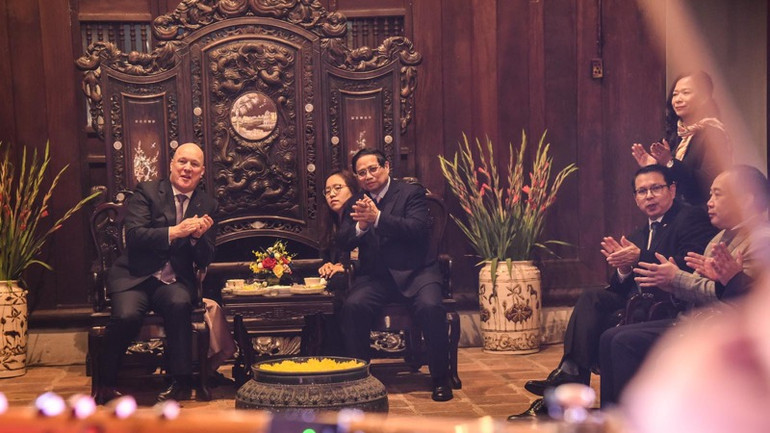 Hai Thủ tướng thưởng thức chương trình biểu diễn nghệ thuật dân tộc tại Văn Miếu-Quốc Tử Giám. (Ảnh: TRẦN HẢI)