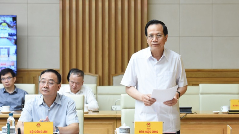 Bộ trưởng Dân tộc và Tôn giáo Đào Ngọc Dung báo cáo tại phiên họp. (Ảnh TRẦN HẢI).