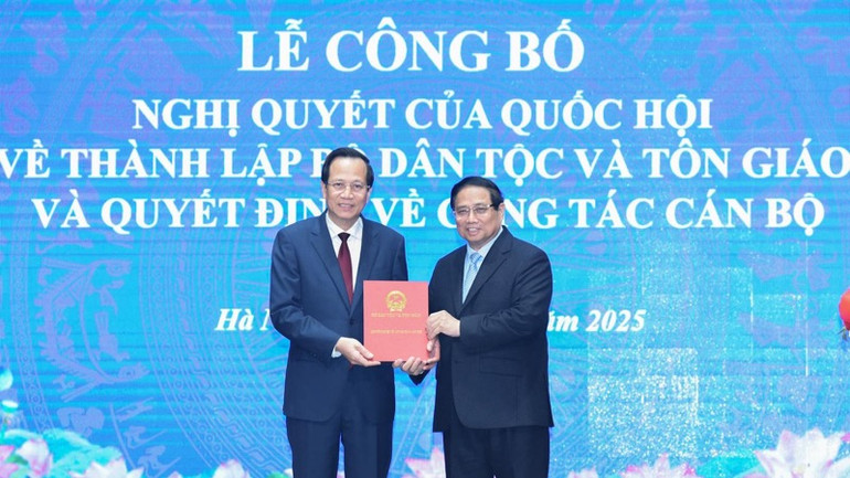 Thủ tướng Phạm Minh Chính trao Quyết định của Chủ tịch nước phê chuẩn việc bổ nhiệm cho Bộ trưởng Dân tộc và Tôn giáo Đào Ngọc Dung. (Ảnh: TRẦN HẢI)