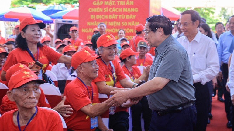 Thủ tướng Phạm Minh Chính và các chiến sĩ cách mạng, cựu tù chính trị bị địch bắt, tù đày tham dự buổi gặp mặt, tri ân. (Ảnh: NHẬT BẮC/VGP) Thủ tướng Phạm Minh Chính và các chiến sĩ cách mạng, cựu tù chính trị bị địch bắt, tù đày tham dự buổi gặp mặt, tri ân. (Ảnh: NHẬT BẮC/VGP)