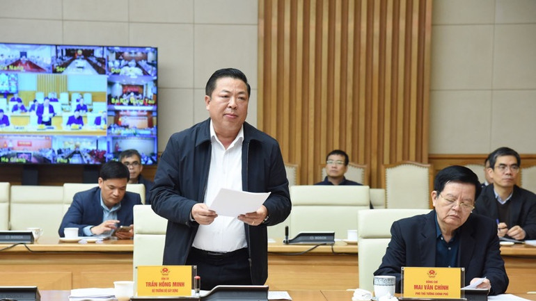 Bộ trưởng Xây dựng Trần Hồng Minh báo cáo tại cuộc họp. (Ảnh: TRẦN HẢI)