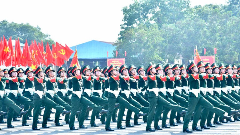 Khối nữ sĩ quan Quân đội đi qua Lễ đài. (Ảnh: THANH GIANG)