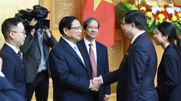 Thủ tướng Chính phủ Phạm Minh Chính bắt tay chào mừng Bí thư Đảng ủy Đại học Thanh Hoa (Trung Quốc) Khưu Dũng. (Ảnh: TRẦN HẢI)