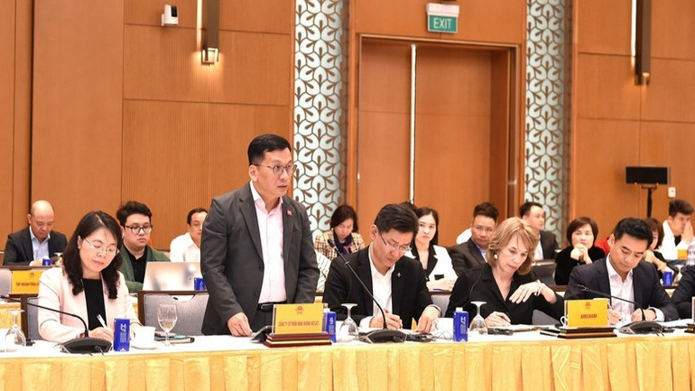 Đại diện các tập đoàn, doanh nghiệp phát biểu ý kiến tại cuộc họp (Ảnh: TRẦN MẠNH/VGP).