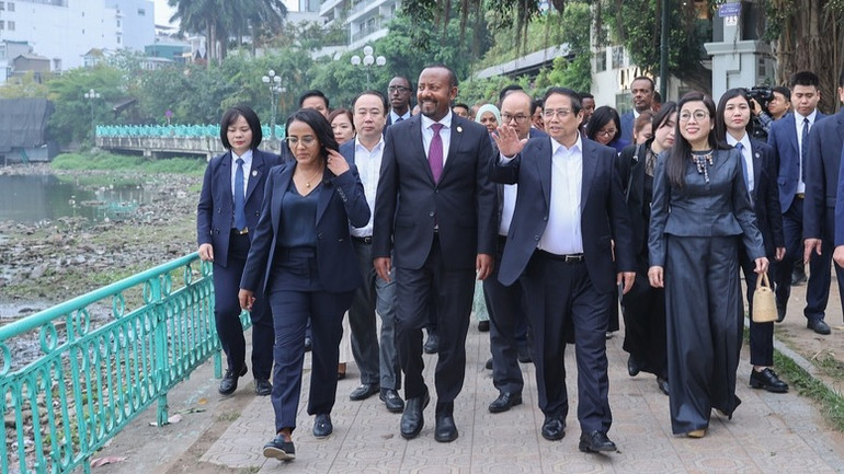 Hai Thủ tướng và hai Phu nhân cùng dạo bước trên đường Thanh Niên, ngắm Hồ Tây, hồ Trúc Bạch và tham quan chùa Trấn Quốc. (Ảnh: Nhật Bắc/VGP)