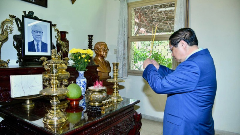 Thủ tướng Phạm Minh Chính dâng hương tưởng niệm cố Thủ tướng Chính phủ Võ Văn Kiệt. (Ảnh: THANH GIANG)