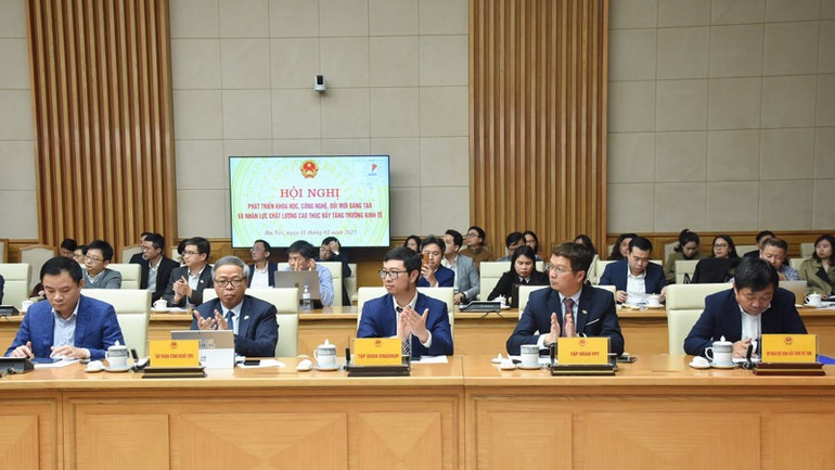 Lãnh đạo các tập đoàn, cơ quan, đơn vị tham dự Hội nghị. (Ảnh: TRẦN HẢI)