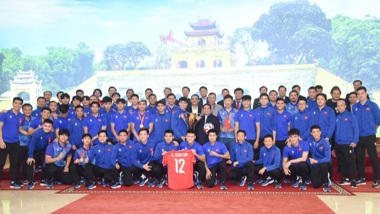 Thủ tướng Phạm Minh Chính với Đội tuyển bóng đá nam Quốc gia Việt Nam. (Ảnh: TRẦN HẢI)