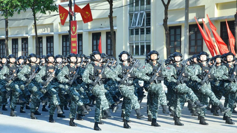 Khối nữ cảnh sát đặc nhiệm diễu hành qua lễ đài. (Ảnh: THANH GIANG) Khối nữ cảnh sát đặc nhiệm diễu hành qua lễ đài. (Ảnh: THANH GIANG)