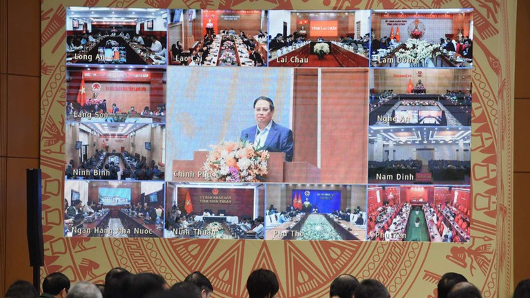 Phiên họp được truyền trực tuyến tới điểm cầu trụ sở các bộ, ngành, địa phương trên cả nước. (Ảnh: TRẦN HẢI)