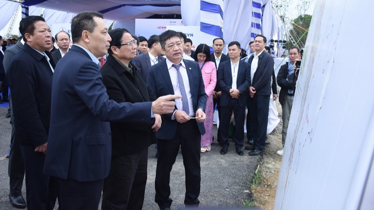 Thủ tướng Phạm Minh Chính nghe lãnh đạo Tập đoàn Điện lực Việt Nam (EVN) giới thiệu về Dự án Đường dây 500kV Lào Cai-Vĩnh Yên. (Ảnh: TRẦN HẢI) Thủ tướng Phạm Minh Chính nghe lãnh đạo Tập đoàn Điện lực Việt Nam (EVN) giới thiệu về Dự án Đường dây 500kV Lào Cai-Vĩnh Yên. (Ảnh: TRẦN HẢI)