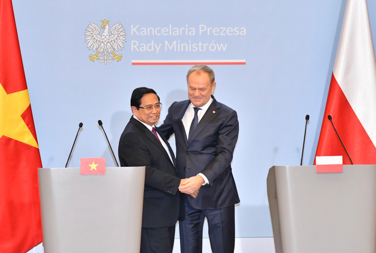 Thủ tướng Phạm Minh Chính và Thủ tướng Ba Lan Donald Tusk tại họp báo sau hội đàm. (Ảnh: THANH GIANG)