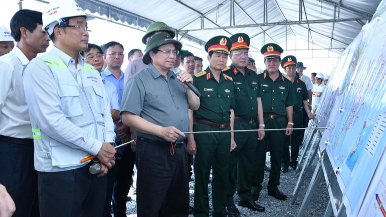 Thủ tướng Phạm Minh Chính chỉ đạo về các giải pháp đẩy nhanh tiến độ công trình. (Ảnh: THANH GIANG)