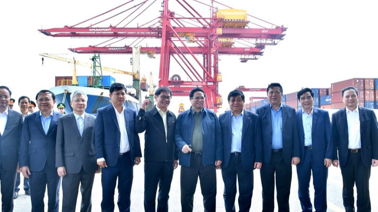 Thủ tướng Phạm Minh Chính khảo sát Cảng quốc tế Chu Lai Tập đoàn THACO đầu tư. (Ảnh: THANH GIANG)