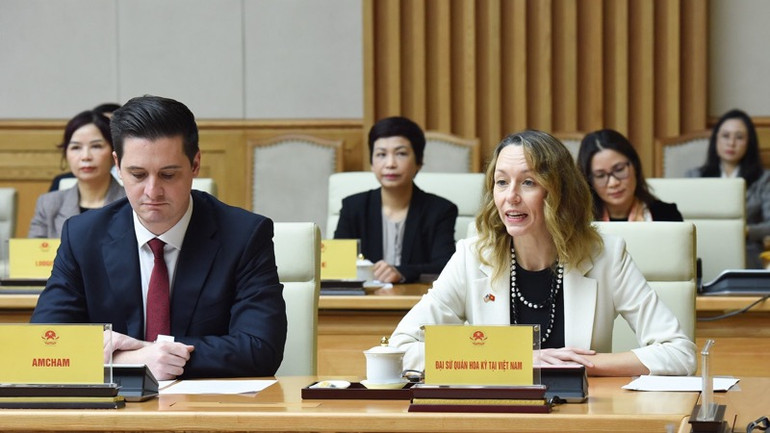 Phó Đại sứ Hoa Kỳ tại Việt Nam Courtney Beale phát biểu ý kiến tại tọa đàm. (Ảnh: TRẦN HẢI)