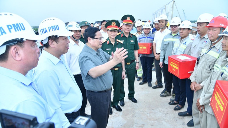 Thủ tướng Phạm Minh Chính nói chuyện thân mật với các kỹ sư, công nhân đang thi công trên công trường.