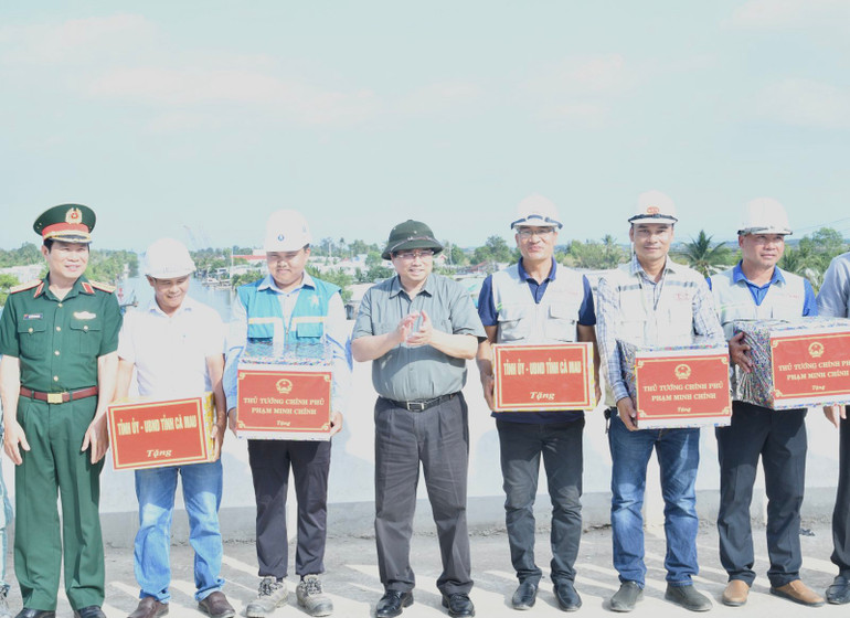 Thủ tướng Phạm Minh Chính tặng quà động viên các đơn vị thi công trên công trường. (Ảnh: THANH GIANG)