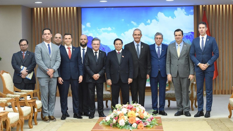 Thủ tướng Phạm Minh Chính và đoàn doanh nghiệp Brazil (Ảnh: TRẦN HẢI)