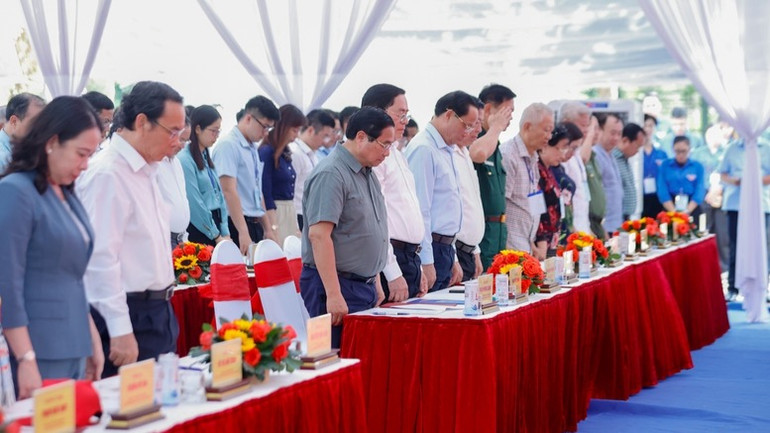 Thủ tướng Phạm Minh Chính và các đại biểu mặc niệm tưởng nhớ các chiến sĩ cách mạng đã hy sinh. (Ảnh: NHẬT BẮC/VGP) Thủ tướng Phạm Minh Chính và các đại biểu mặc niệm tưởng nhớ các chiến sĩ cách mạng đã hy sinh. (Ảnh: NHẬT BẮC/VGP)