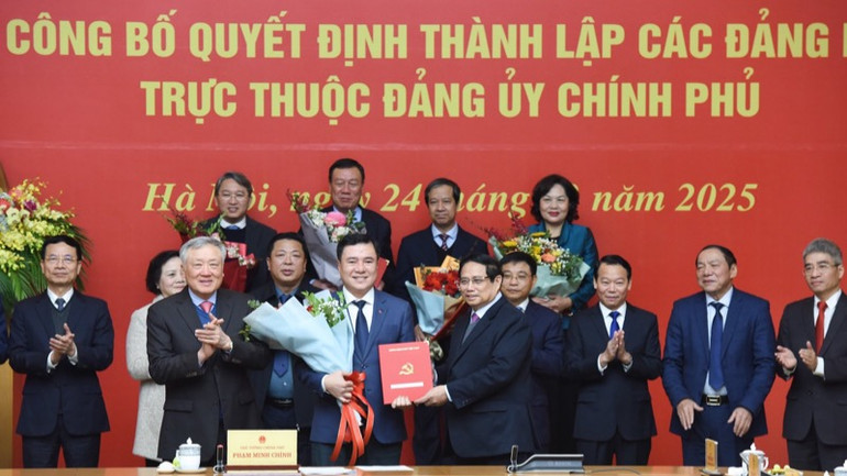 Bí thư Đảng ủy Chính phủ, Thủ tướng Chính phủ Phạm Minh Chính trao Quyết định thành lập các Đảng bộ trực thuộc Đảng ủy Chính phủ. (Ảnh: TRẦN HẢI)