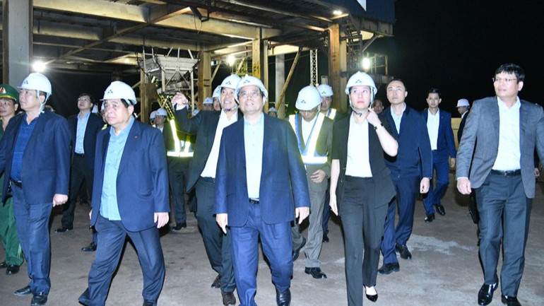 Thủ tướng Phạm Minh Chính thị sát Cảng Hòa Phát Dung Quất. (Ảnh: THANH GIANG)