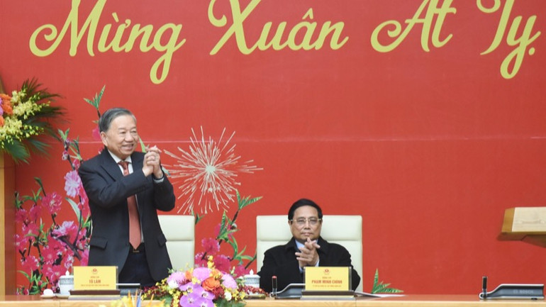 Tổng Bí thư Tô Lâm tham dự chương trình gặp mặt "Mừng Đảng quang vinh, mừng Xuân Ất Tỵ 2025". (Ảnh: TRẦN HẢI)