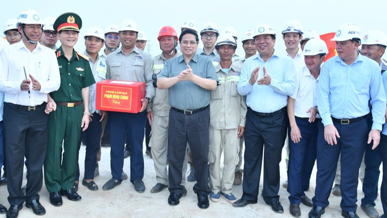 Thủ tướng Phạm Minh Chính tặng quà động viên các đơn vị đang thi công trên công trường.